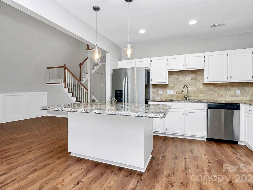 9449 Kings Falls Drive, Charlotte, NC 28210.  MLS# CAR4329591, YatesRealty ID 3822. 