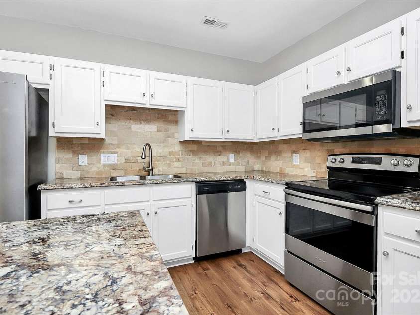 9449 Kings Falls Drive, Charlotte, NC 28210.  MLS# CAR4329591, YatesRealty ID 3822. 