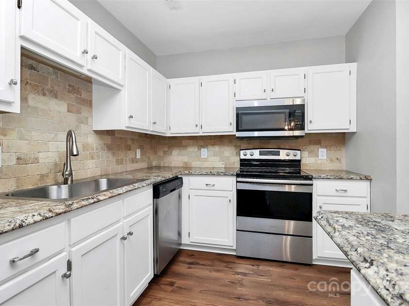 9449 Kings Falls Drive, Charlotte, NC 28210.  MLS# CAR4329591, YatesRealty ID 3822. 