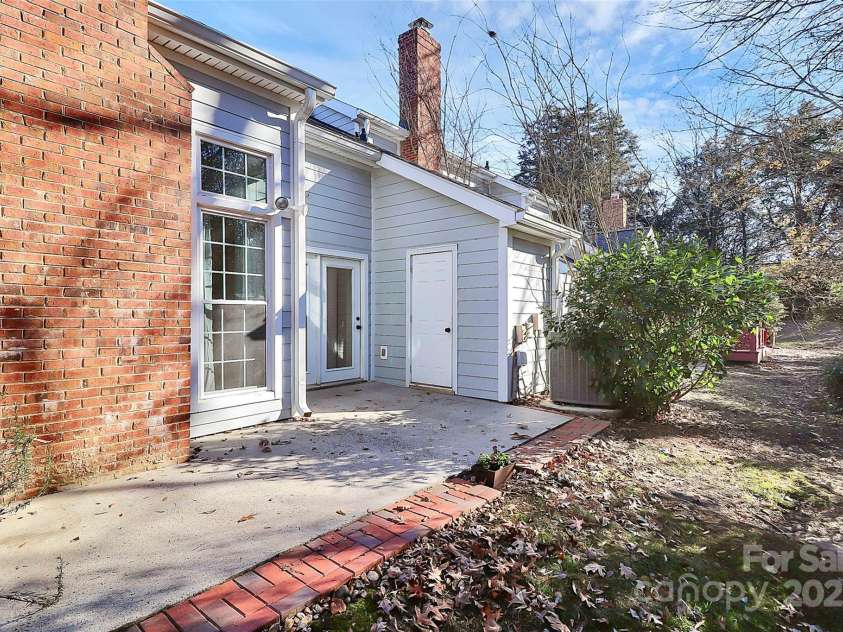 9449 Kings Falls Drive, Charlotte, NC 28210.  MLS# CAR4329591, YatesRealty ID 3822. 