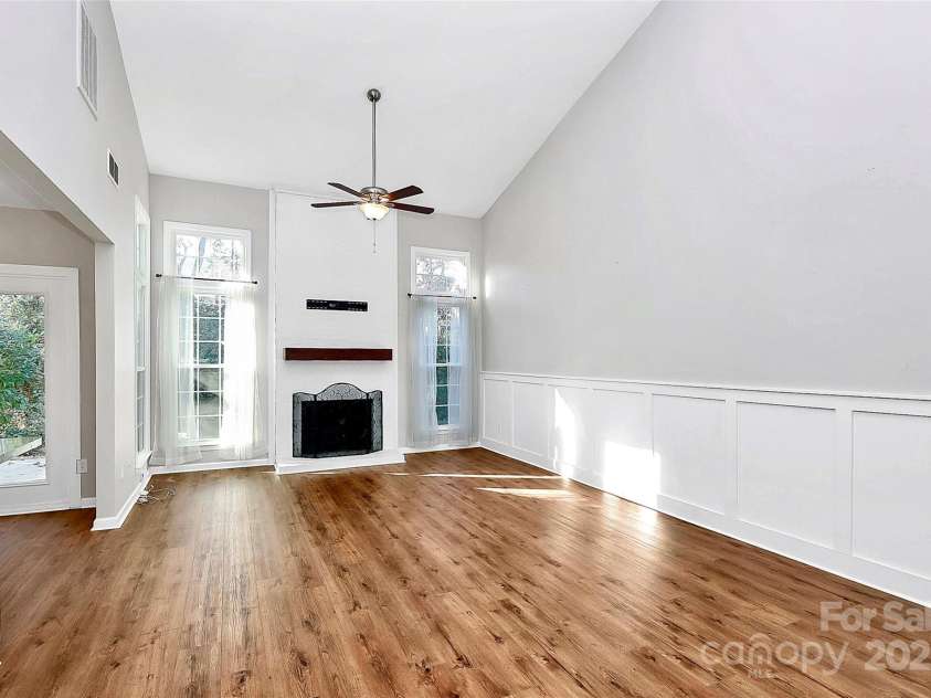 9449 Kings Falls Drive, Charlotte, NC 28210.  MLS# CAR4329591, YatesRealty ID 3822. Great Room