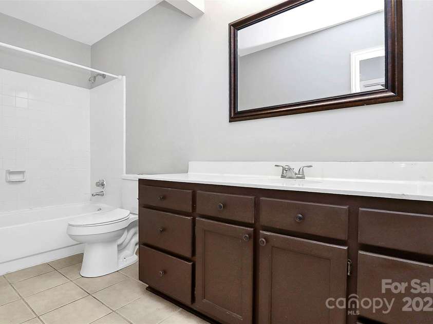 9449 Kings Falls Drive, Charlotte, NC 28210.  MLS# CAR4329591, YatesRealty ID 3822. Main Level Bathroom