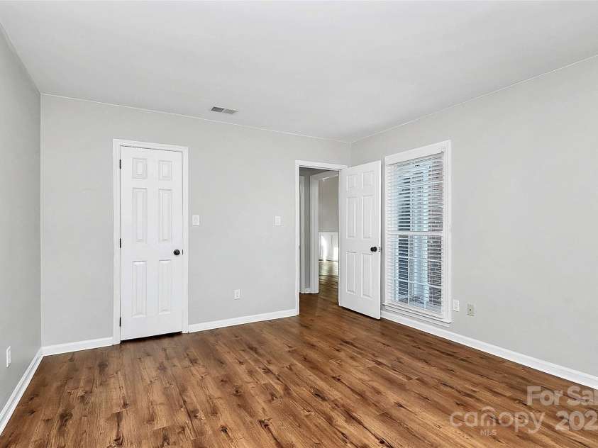 9449 Kings Falls Drive, Charlotte, NC 28210.  MLS# CAR4329591, YatesRealty ID 3822. Main Level Bedroom