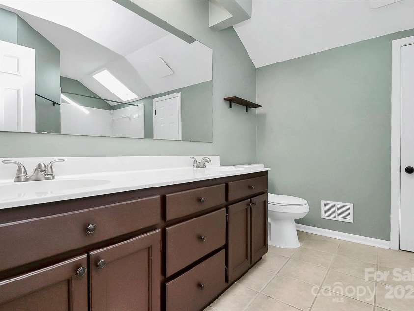9449 Kings Falls Drive, Charlotte, NC 28210.  MLS# CAR4329591, YatesRealty ID 3822. Primary Bath