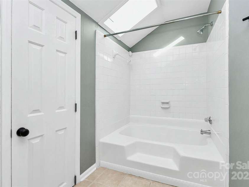 9449 Kings Falls Drive, Charlotte, NC 28210.  MLS# CAR4329591, YatesRealty ID 3822. Primary Bath