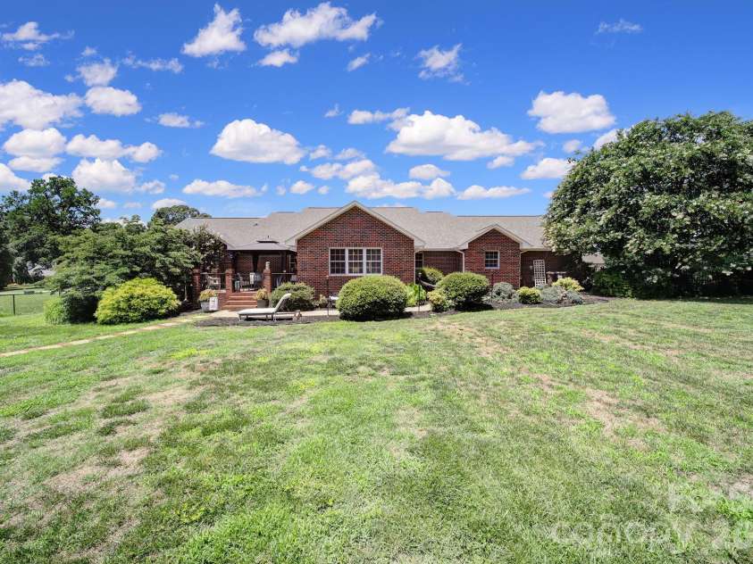 129 Verna Drive, Statesville, NC 28625.  MLS# CAR4402171, YatesRealty ID 38223. 