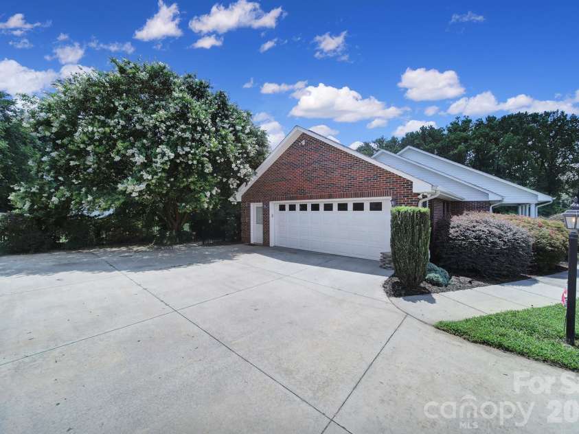 129 Verna Drive, Statesville, NC 28625.  MLS# CAR4402171, YatesRealty ID 38223. 