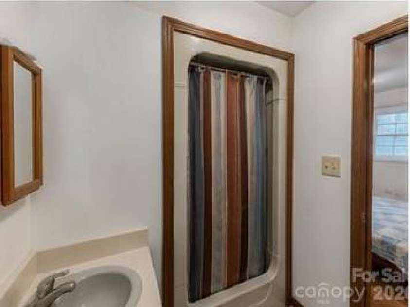 625 Stillwater Court, Clover, SC 29710.  MLS# CAR4364329, YatesRealty ID 38224. Bathroom 1