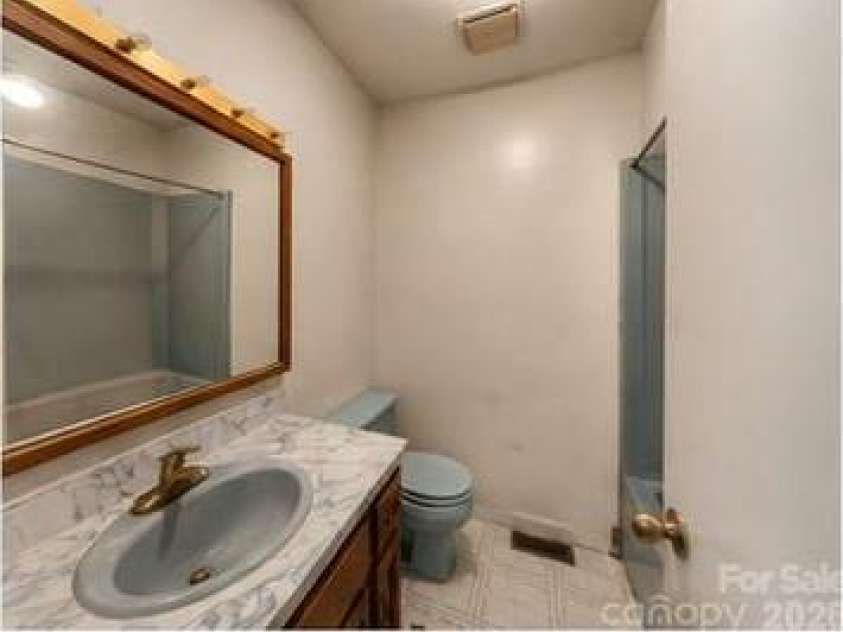 625 Stillwater Court, Clover, SC 29710.  MLS# CAR4364329, YatesRealty ID 38224. Bathroom 2