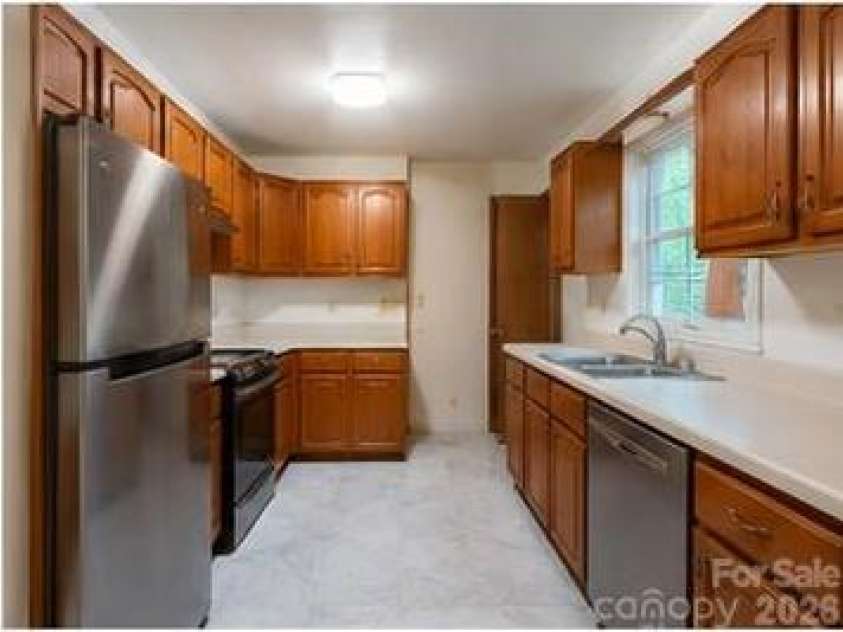 625 Stillwater Court, Clover, SC 29710.  MLS# CAR4364329, YatesRealty ID 38224. Kitchen