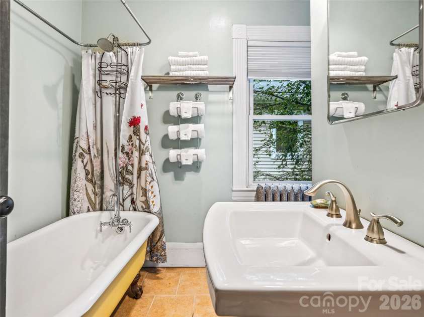 138 French Broad Avenue, Asheville, NC 28801.  MLS# CAR4301394, YatesRealty ID 3823. 2nd bathroom