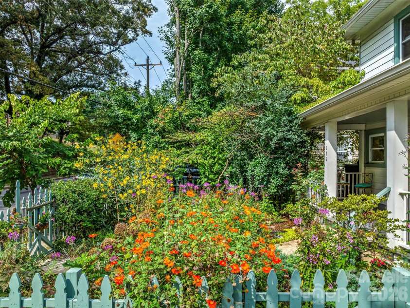 138 French Broad Avenue, Asheville, NC 28801.  MLS# CAR4301394, YatesRealty ID 3823. 