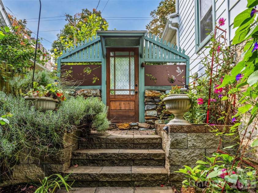138 French Broad Avenue, Asheville, NC 28801.  MLS# CAR4301394, YatesRealty ID 3823. 