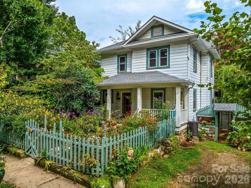 138 French Broad Avenue, Asheville, NC 28801.  MLS# CAR4301394, YatesRealty ID 3823. Beautiful Victorian