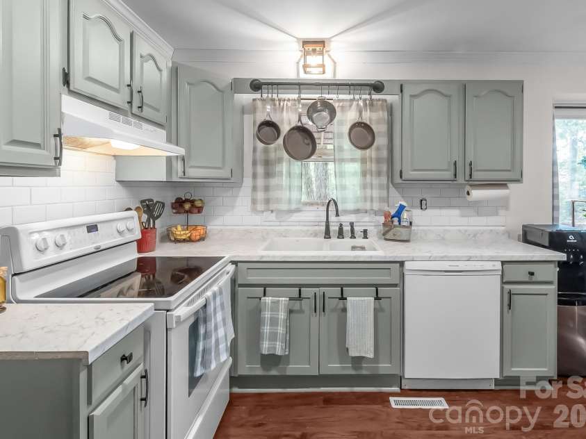 3623 Wonderland Drive, Matthews, NC 28104.  MLS# CAR4399769, YatesRealty ID 38231. Kitchen