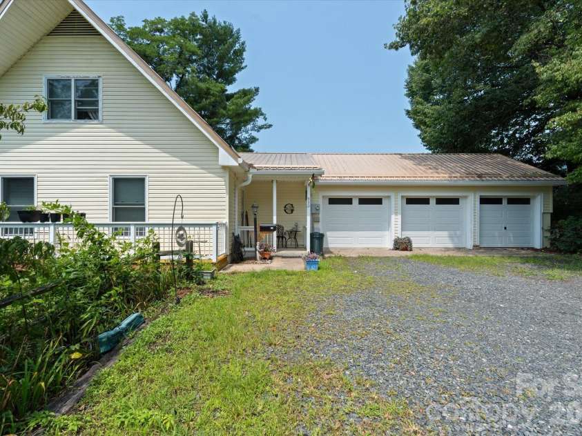 530 West Side Road, Burnsville, NC 28714.  MLS# CAR4403042, YatesRealty ID 38233. 