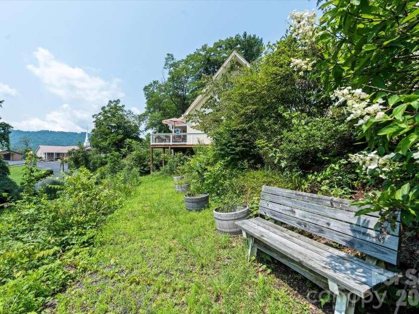 530 West Side Road, Burnsville, NC 28714.  MLS# CAR4403042, YatesRealty ID 38233. 