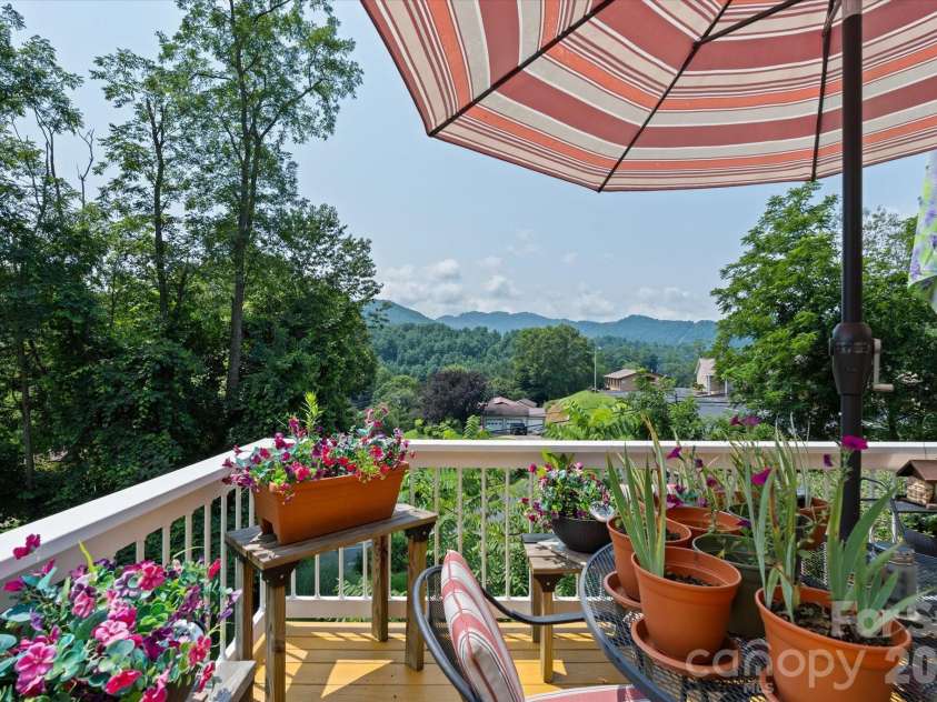 530 West Side Road, Burnsville, NC 28714.  MLS# CAR4403042, YatesRealty ID 38233. 