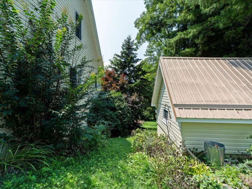 530 West Side Road, Burnsville, NC 28714.  MLS# CAR4403042, YatesRealty ID 38233. 