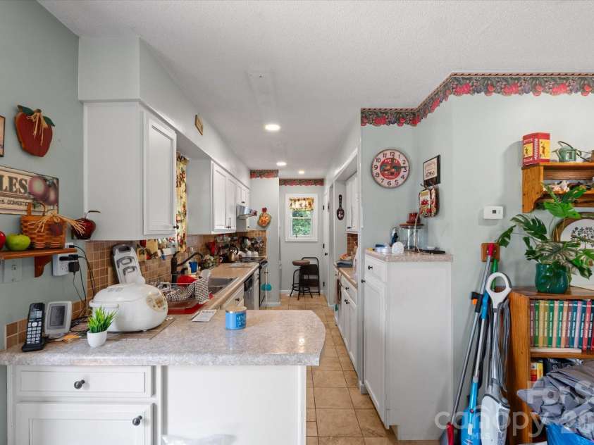 530 West Side Road, Burnsville, NC 28714.  MLS# CAR4403042, YatesRealty ID 38233. Kitchen