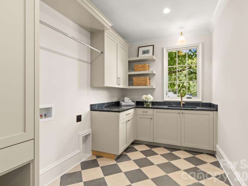 5555 Lansing Drive, Charlotte, NC 28270.  MLS# CAR4395267, YatesRealty ID 38234. 