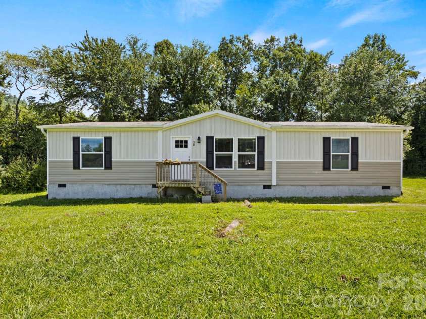 18 Moss Lane, Hendersonville, NC 28792.  MLS# CAR4405486, YatesRealty ID 38239. 