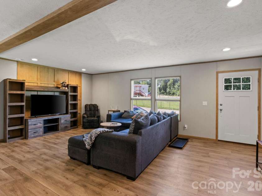 18 Moss Lane, Hendersonville, NC 28792.  MLS# CAR4405486, YatesRealty ID 38239. 