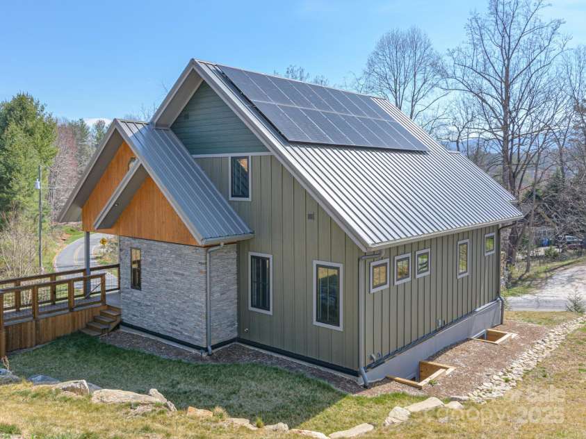 147 Abundance Run, Asheville, NC 28805.  MLS# CAR4240890, YatesRealty ID 3824. Front and side of home