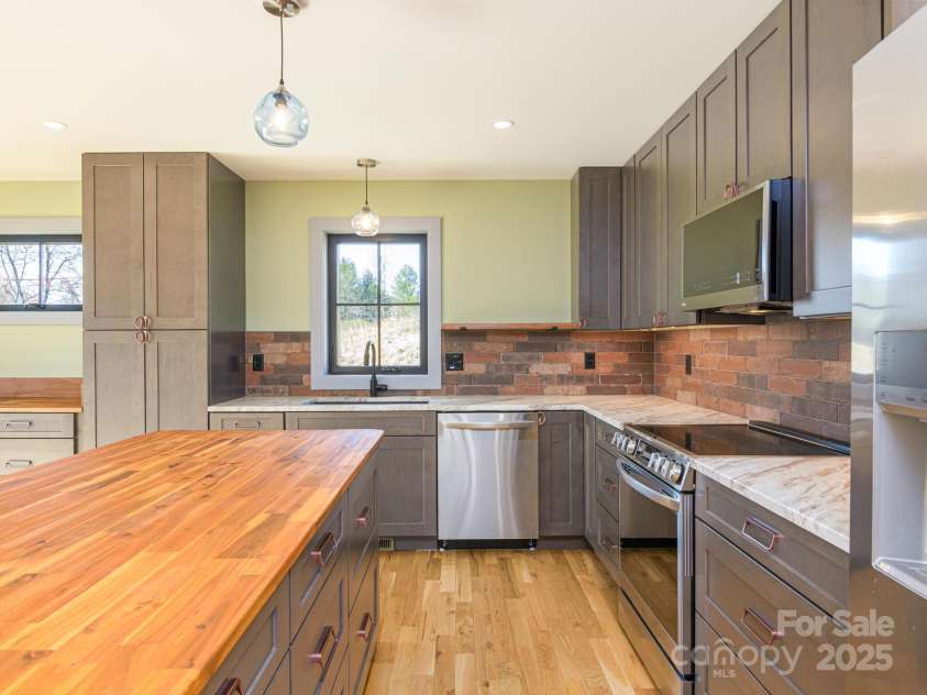 147 Abundance Run, Asheville, NC 28805.  MLS# CAR4240890, YatesRealty ID 3824. Kitchen with Large Island
