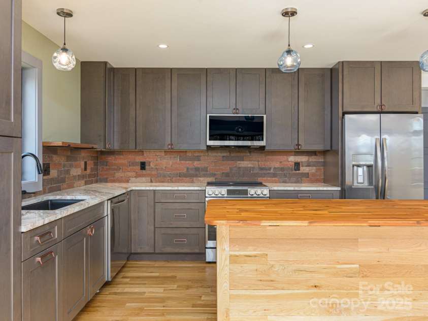 147 Abundance Run, Asheville, NC 28805.  MLS# CAR4240890, YatesRealty ID 3824. Large Vanity in upstairs bath.