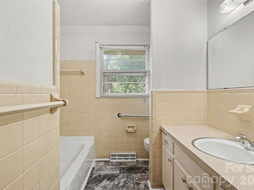 777 Springdale Lane, Gastonia, NC 28052.  MLS# CAR4405447, YatesRealty ID 38240. 