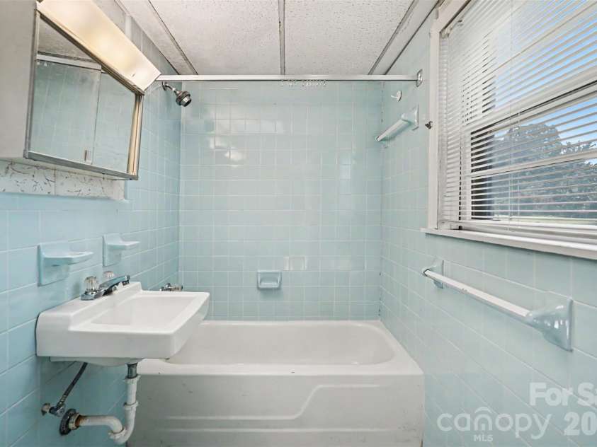 777 Springdale Lane, Gastonia, NC 28052.  MLS# CAR4405447, YatesRealty ID 38240. 