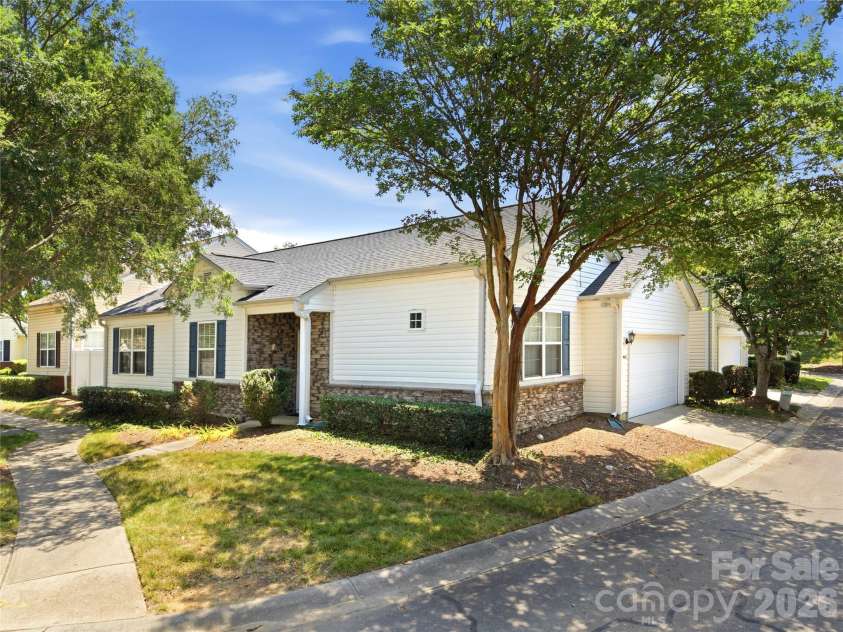 9035 Meadowmont View Drive, Charlotte, NC 28269.  MLS# CAR4402729, YatesRealty ID 38244. 
