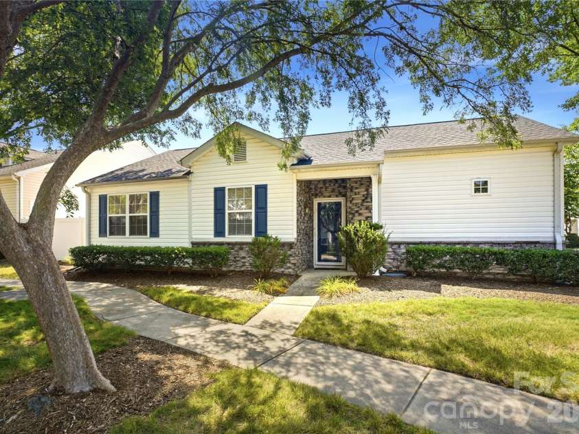 9035 Meadowmont View Drive, Charlotte, NC 28269.  MLS# CAR4402729, YatesRealty ID 38244. 