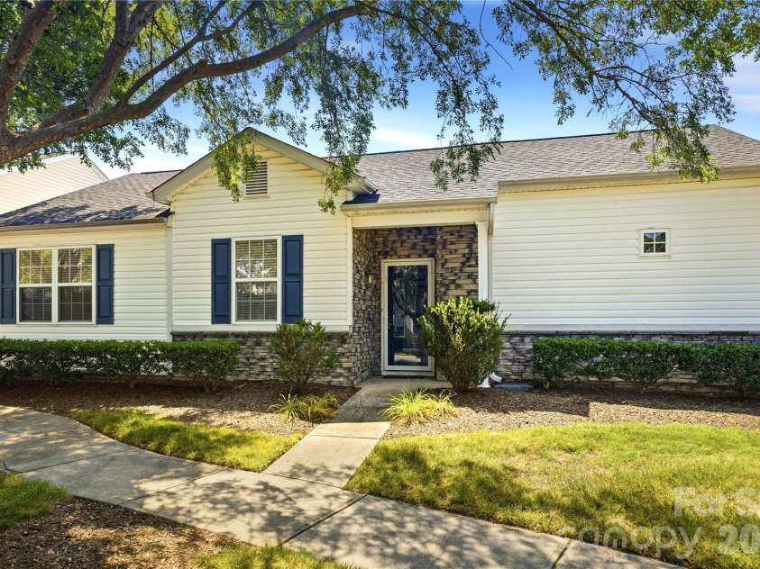 9035 Meadowmont View Drive, Charlotte, NC 28269.  MLS# CAR4402729, YatesRealty ID 38244. 