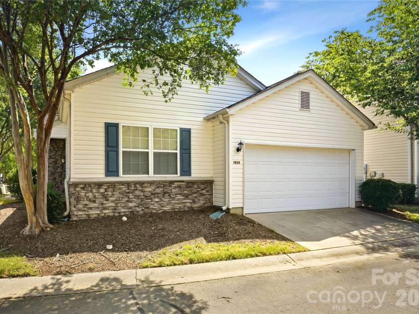 9035 Meadowmont View Drive, Charlotte, NC 28269.  MLS# CAR4402729, YatesRealty ID 38244. 