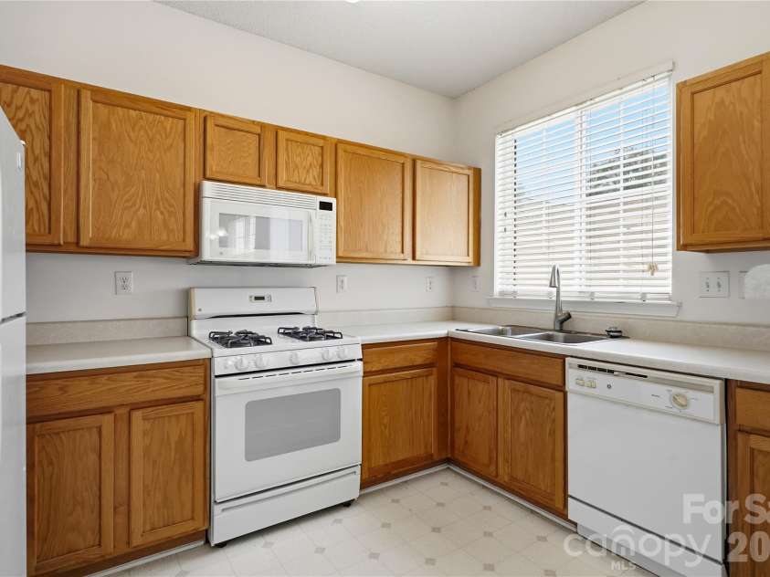 9035 Meadowmont View Drive, Charlotte, NC 28269.  MLS# CAR4402729, YatesRealty ID 38244. 