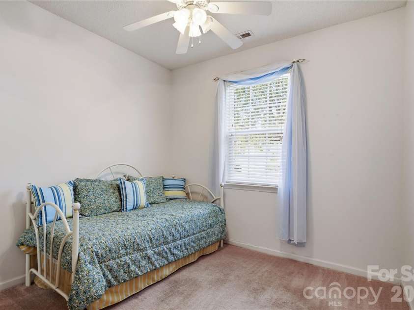 9035 Meadowmont View Drive, Charlotte, NC 28269.  MLS# CAR4402729, YatesRealty ID 38244. 