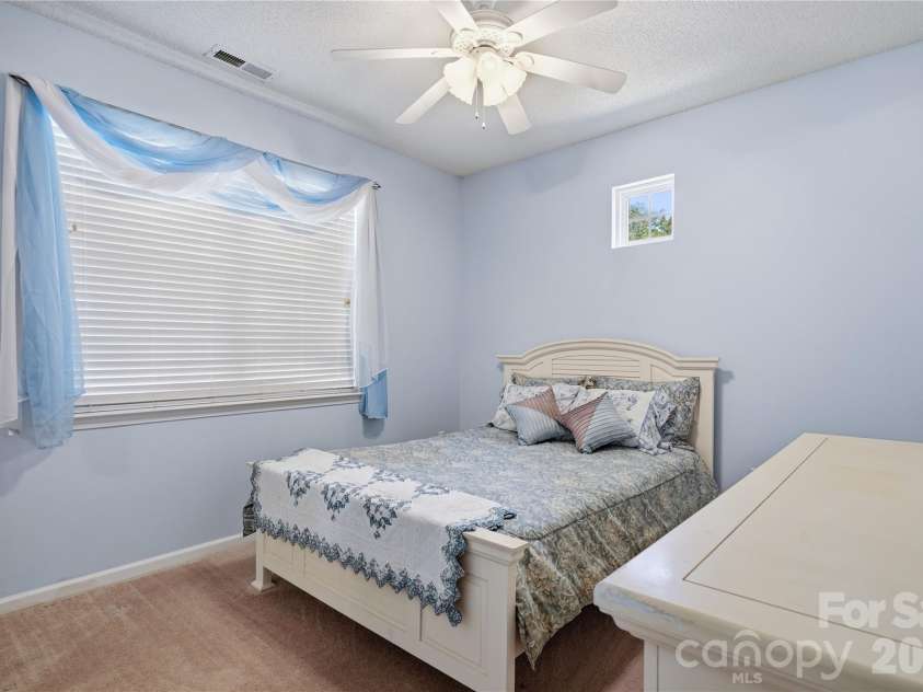 9035 Meadowmont View Drive, Charlotte, NC 28269.  MLS# CAR4402729, YatesRealty ID 38244. 