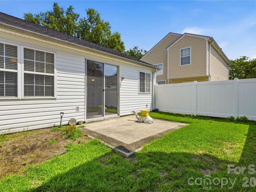 9035 Meadowmont View Drive, Charlotte, NC 28269.  MLS# CAR4402729, YatesRealty ID 38244. 