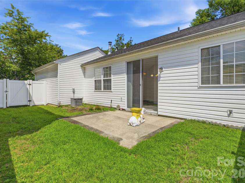 9035 Meadowmont View Drive, Charlotte, NC 28269.  MLS# CAR4402729, YatesRealty ID 38244. 