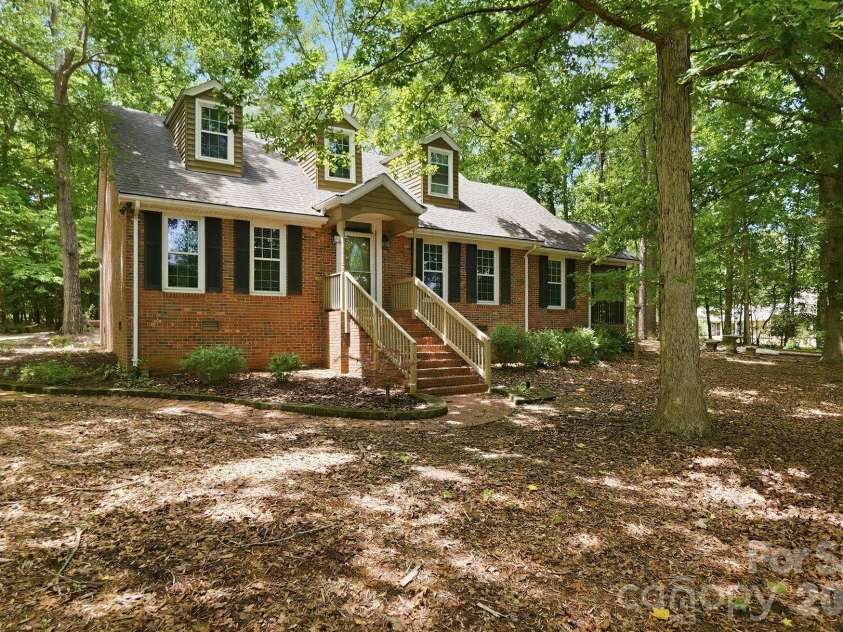 9475 Man O War Road, Fort Mill, SC 29707.  MLS# CAR4402394, YatesRealty ID 38245. 