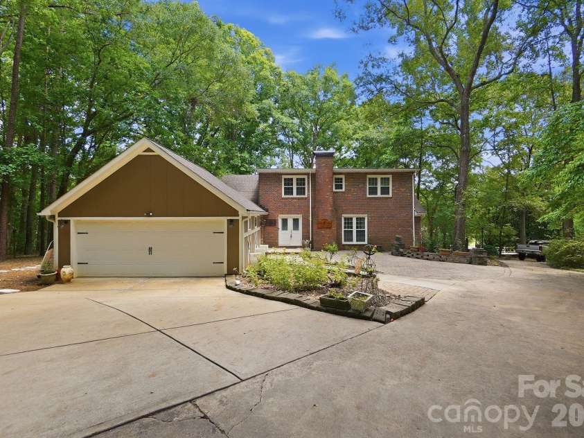 9475 Man O War Road, Fort Mill, SC 29707.  MLS# CAR4402394, YatesRealty ID 38245. 