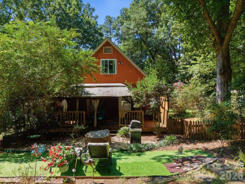 21235 Sandy Cove Road, Cornelius, NC 28031.  MLS# CAR4404400, YatesRealty ID 38254. 