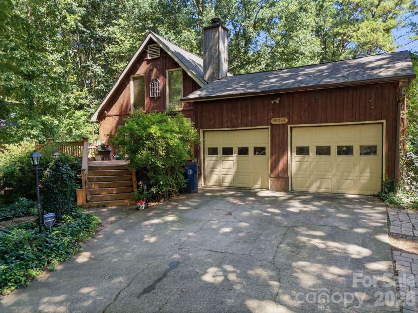 21235 Sandy Cove Road, Cornelius, NC 28031.  MLS# CAR4404400, YatesRealty ID 38254. 