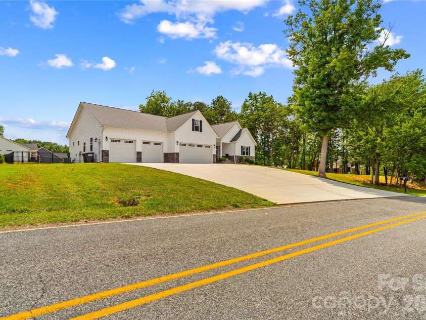 305 Absher Farm Loop, Statesville, NC 28625.  MLS# CAR4396326, YatesRealty ID 38255. 