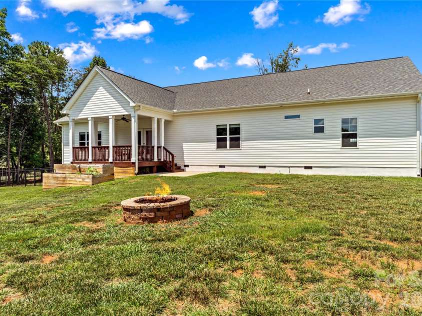 305 Absher Farm Loop, Statesville, NC 28625.  MLS# CAR4396326, YatesRealty ID 38255. 