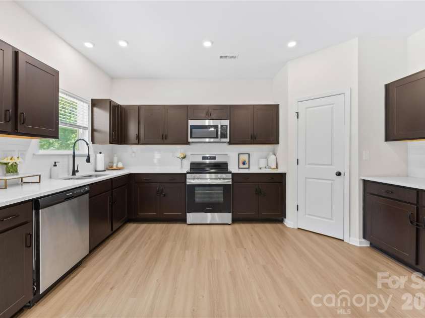 6230 Gala Lane, Charlotte, NC 28215.  MLS# CAR4393664, YatesRealty ID 38256. 