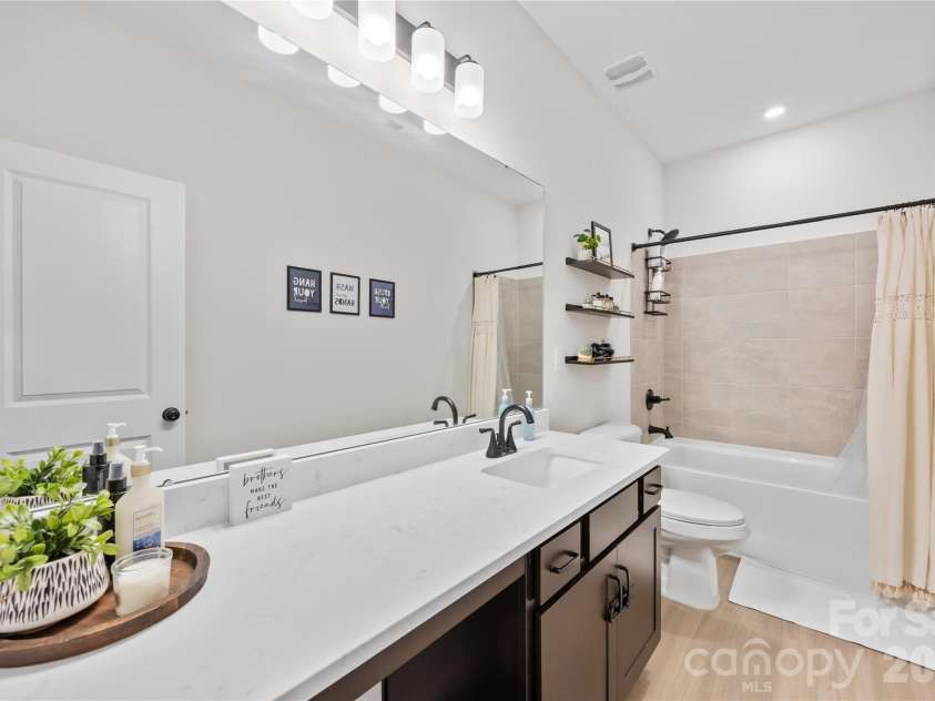6230 Gala Lane, Charlotte, NC 28215.  MLS# CAR4393664, YatesRealty ID 38256. 