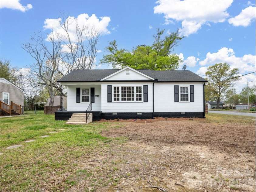 702 Rockwood Drive, Rock Hill, SC 29730.  MLS# CAR4364183, YatesRealty ID 38257. Good looking home on a corner lot
